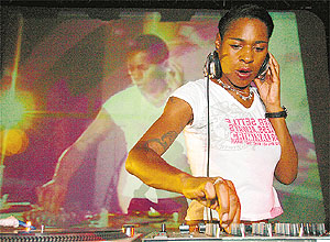 Sonique spinning @ Stanza 6 in San Salvador on 22 September, 2005